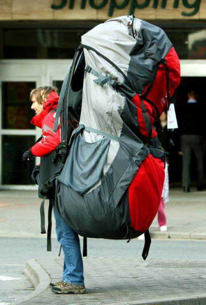 знойная девушка турист с большим рюкзаком